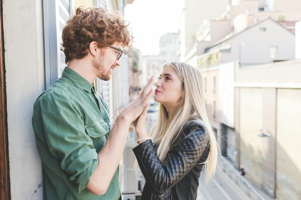 Comment préparer un chien de race Labrador Retriever à la cohabitation avec un chat?